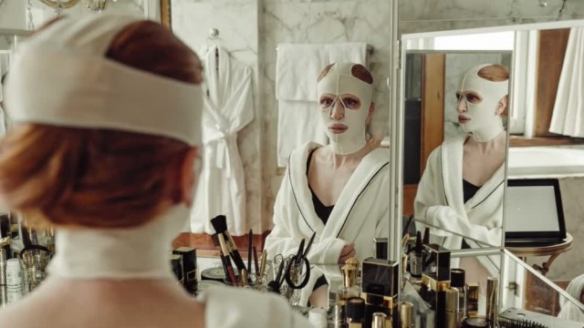 Click to watch 'Evil in the Eyes' (popup) Der Pass